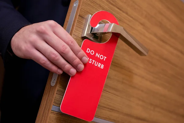 Nie przeszkadzać znak wiszący na drzwiach — Zdjęcie stockowe