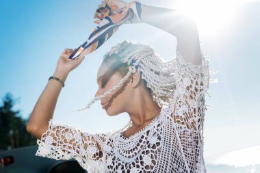 Rüzgarlı havanın tadını beyaz dreadlocks ile güzel kadın