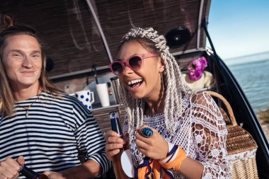 Mavi gözlü adam uzun sarı saçlı kız arkadaşı bazı fıkralar