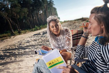 Çin birlikte oturma Nehri yakınında eğitim hipsters birkaç