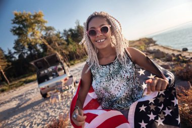 Kompakt römork ile seyahat neşeli duygu dreadlocks ile mutlu kadın