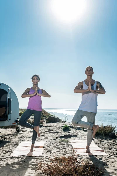 Çift birlikte meditasyon sunshine toplantı spor giyim eşyası — Stok fotoğraf