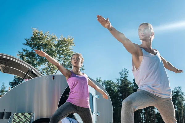 Yoga yaparken onların favori asana sağlıklı ve ince bir çift ayakta — Stok fotoğraf