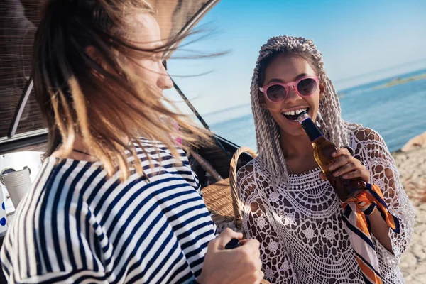 Elegante novia con gafas de sol rosadas riendo relajándose con su novio —  Fotos de Stock