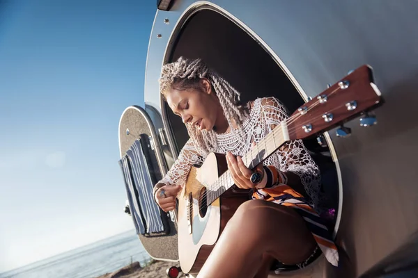 Afro-muzyk siedzi w mobile home odtwarzanie ulubionych melodii — Zdjęcie stockowe