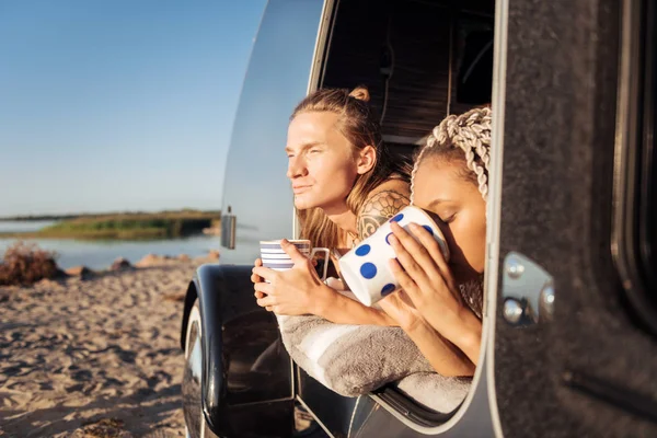 Par av resenärer dricka morgonkaffe efter natt i campingstuga — Stockfoto