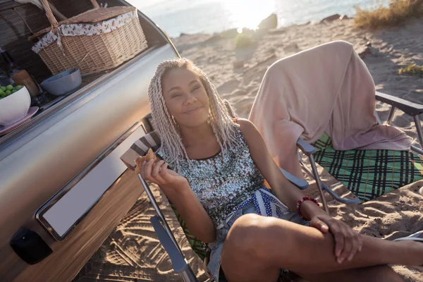 Lindo viajero con rastas blancas comiendo croissant de la mañana —  Fotos de Stock