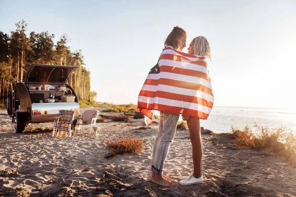 Älskande par resor inslagning sina kroppar i flagga — Stockfoto