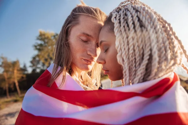 Ulusal bayrak ile birlikte seyahat sevimli yakışıklı çiftin yakın çekim — Stok fotoğraf