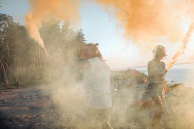 Karavan ile parlak yangın bombaları sahip seyahat hipsters birkaç