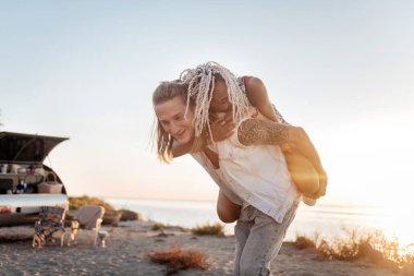 Güçlü yakışıklı erkeğini sıkı sarılma dreadlocks ile genç kadın