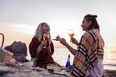 Romantik tarih sahip tatlı ile onun Doğum günü kadın plaka veren erkek
