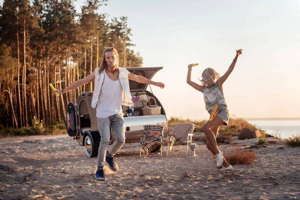 Verrücktes aktives Paar hängt in der Nähe seines Mobilheims herum und fühlt sich fantastisch an — Stockfoto