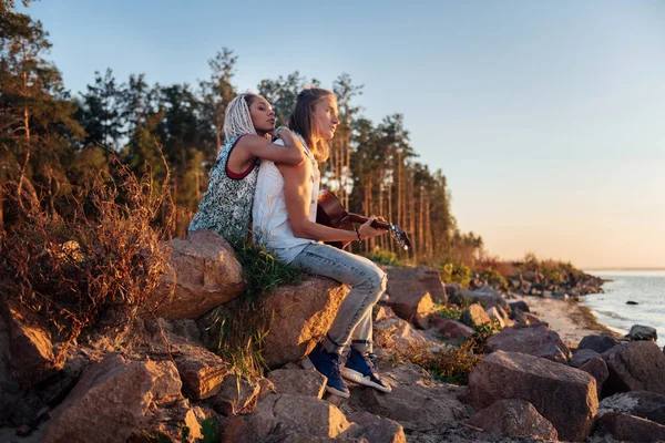 Hombre de pelo rubio sosteniendo la guitarra mientras dedica la canción para su novia —  Fotos de Stock