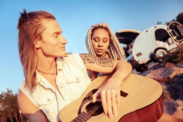 Novia con rastas blancas mirando el tatuaje en la mano de su novio — Foto de Stock