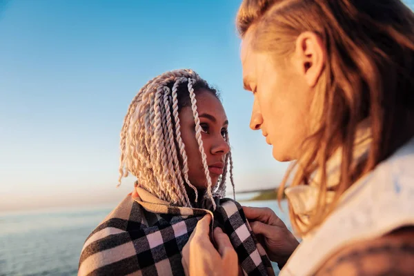 Kara gözlü kadın beyaz dreadlocks yakışıklı erkek arıyorum — Stok fotoğraf