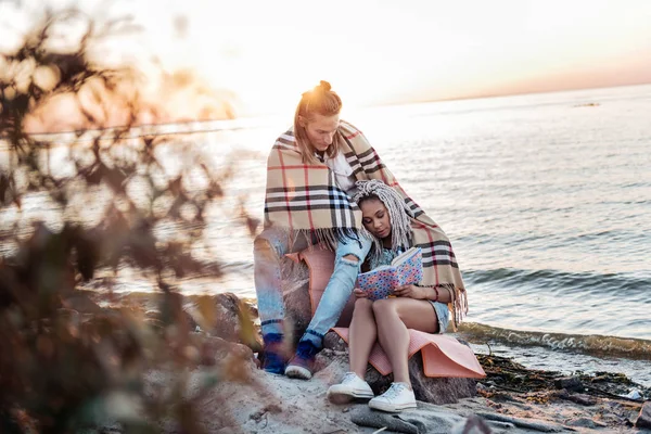 Kız erkek oturan en sevdiği kitap okuma dreadlocks ile — Stok fotoğraf