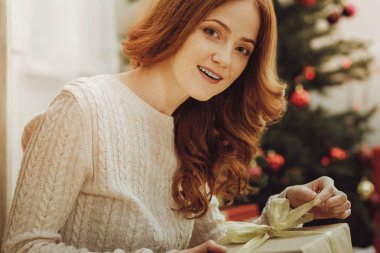 Mevcut açılış çekici genç kadın