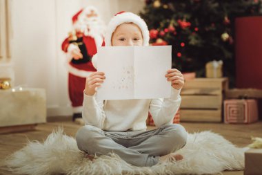 Neşeli çocuk resmini gösterilen