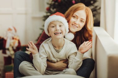 Neşeli çocuk duygularını gösteren