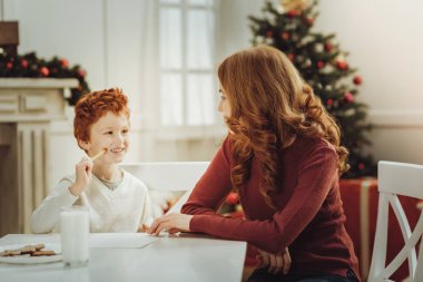 Mutlu çocuk güzel annesine bakıyor
