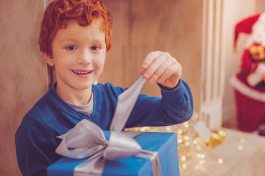 Neşeli çocuk Noel hediyesini pruvada, çekiştirmeye