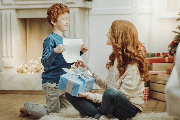 Joyeuse jeune femme passer du temps avec son enfant — Photo