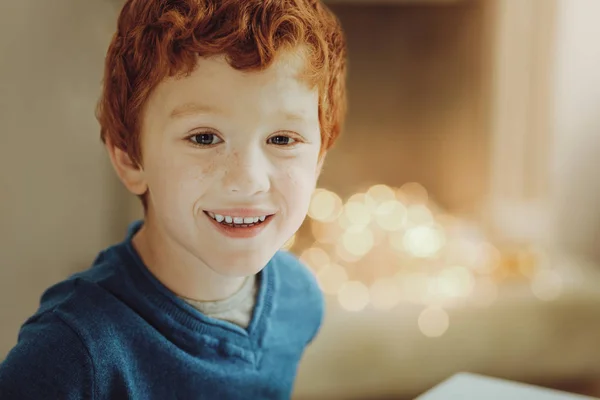 Ritratto di bel bambino che posa sulla macchina fotografica — Foto Stock