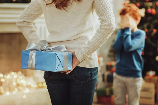Gros plan des mains féminines qui tiennent boîte cadeau — Photo