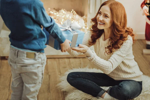 Aantrekkelijke rood harige vrouw nemen aanwezig — Stockfoto