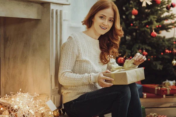 Mooi meisje zit in halve positie — Stockfoto