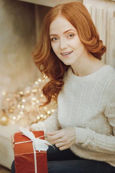 Schöne weibliche Person hält Geschenkbox — Stockfoto