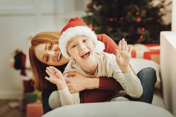 Gai femme personne jouer avec son enfant — Photo