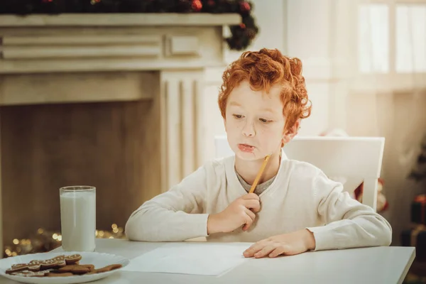 Niño atento siendo profundo en pensamientos —  Fotos de Stock