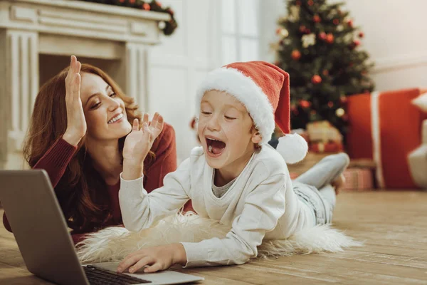 Grappige jongen zijn gadget gebruiken — Stockfoto