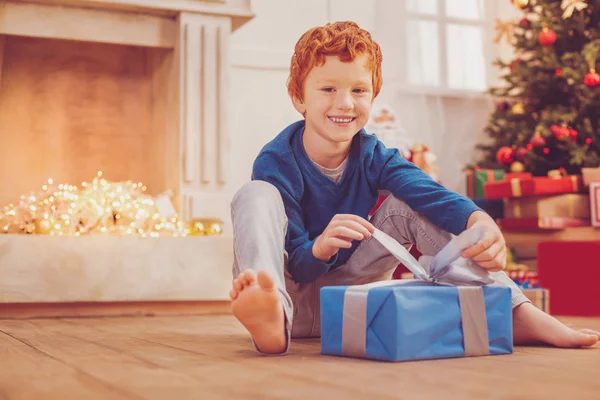 Vrolijke preteen jongen zijn kerstcadeau openen — Stockfoto