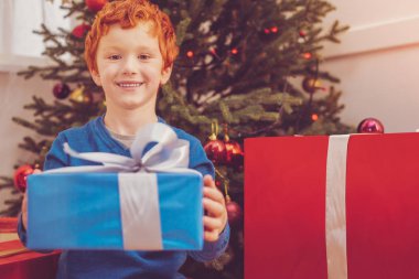 Neşeli Kızıl saçlı çocuk Noel hediyesi teslim