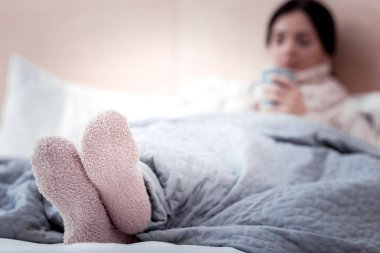 Ayakları üzerinde sıcak pembe çorap yakın çekim