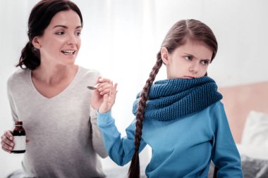Öksürük şurubu ve itaatsizlik çocuk dikkatli annesiyle