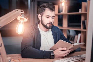 Ofiste geceleri olmak programcı konsantre