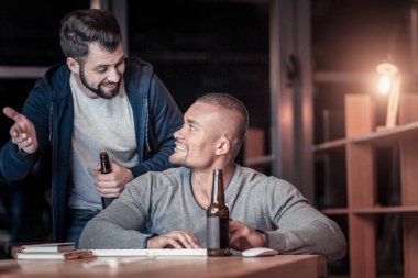 Yetkili programcı meslektaşı için dinleme