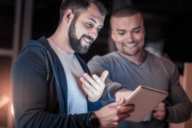 Özenli man onun cihaz arıyorum