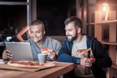 Lezzetli pizza yemek rahat iş arkadaşları