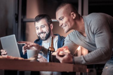 Neşeli arkadaşları görüntülü görüşme sahip
