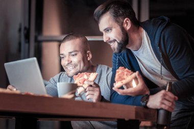 Onun programı gösteren özenli Uluslararası işçi