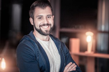 Portre çekici esmer bu ifade pozitif