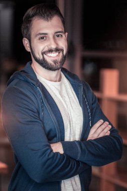 Çekici bir genç adam memnun