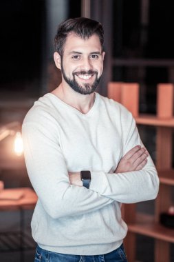 Yakışıklı esmer gece ofisinde olmak