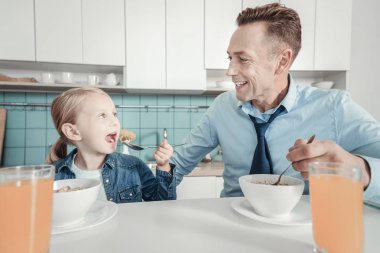 Oturma ve onun kızı arıyorum memnun iş baba.