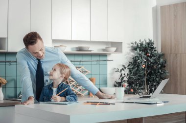 Oldukça yaratıcı kız gülümseyerek ve boyama.